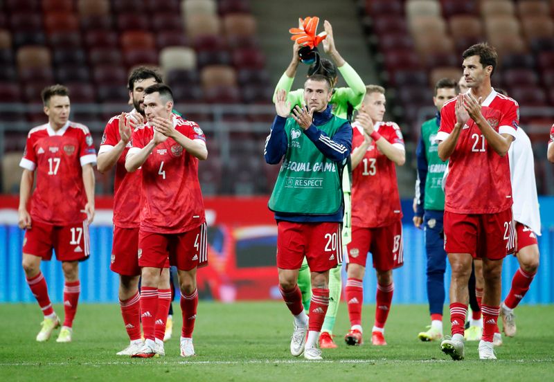© Reuters. Soccer Football - World Cup - UEFA Qualifiers - Group H - Russia v Croatia - Luzhniki Stadium, Moscow, Russia - September 1, 2021  Russia's Aleksei Ionov applauds the fans with teammates after the match REUTERS/Maxim Shemetov