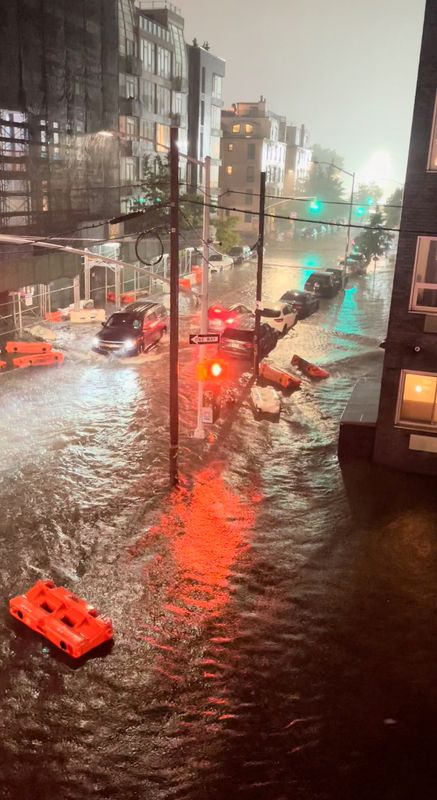 &copy; Reuters. 米ニューヨーク市のデブラシオ市長は１日夜、記録的な大雨を受けて、非常事態宣言を発令した。写真は９月１日、ニューヨーク市ブリックリンで撮影（２０２１年　Mandatory credit JAYMEE SIRE/v