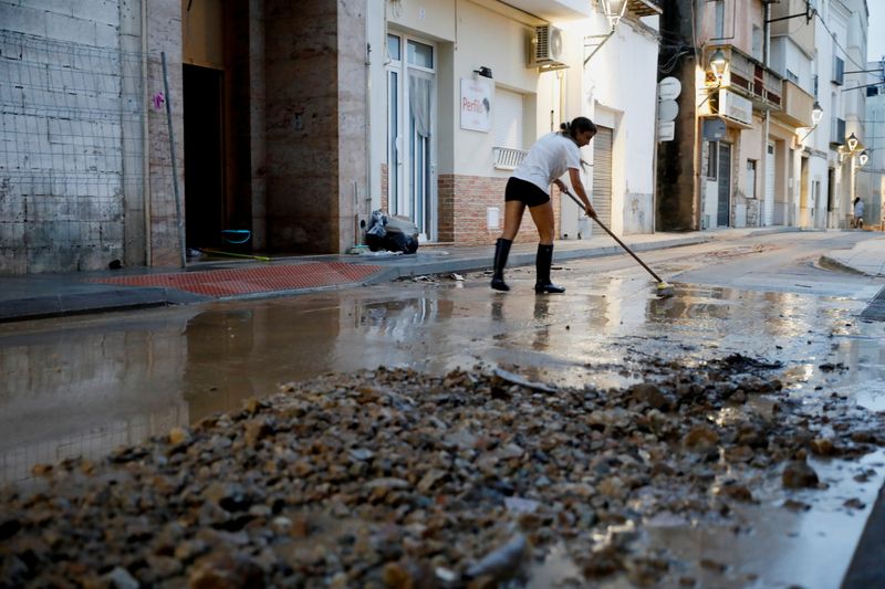 &copy; Reuters. Una mujer limpia una calle tras las inundaciones causadas por las fuertes lluvias en Alcanar, Cataluña, España, el 1 de septiembre de 2021. REUTERS/Eva Máñez