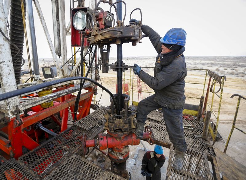 &copy; Reuters. A worker carries out maintenance at an oil well on oil fields operated by a subsidiary of the KazMunayGas Exploration Production JSC in Kyzylorda region, southern Kazakhstan, January 21, 2016. Picture taken January 21, 2016. REUTERS/Shamil Zhumatov