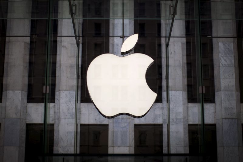 &copy; Reuters. FOTO DE ARCHIVO: Logotipo de Apple cuelga sobre la entrada de la tienda de Apple en la 5ª Avenida en el barrio de Manhattan de Nueva York