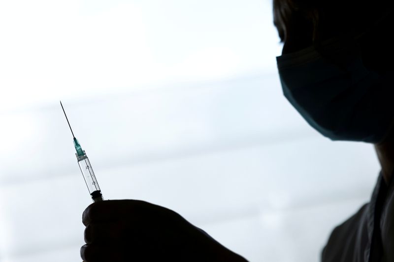 &copy; Reuters. FOTO DE ARCHIVO: Un trabajador sanitario prepara una dosis de la vacuna COVID-19 de Pfizer-BioNTech en un centro de vacunación del Hospital Confluent de Nantes, en Francia, el 18 de marzo,2021. REUTERS/Stephane Mahe