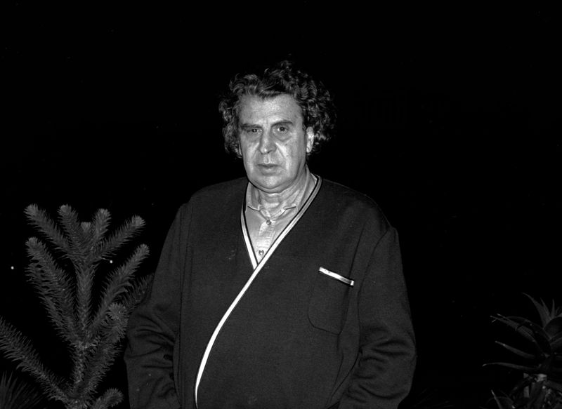 &copy; Reuters. FOTO DE ARCHIVO: El compositor de "Zorba el griego", Mikis Theodorakis, en una entrevista para Reuters en su balcón frente a la Acrópolis en Atenas el 18 de octubre de 1989. REUTERS/Yannis Behrakis/Foto de Archivo
