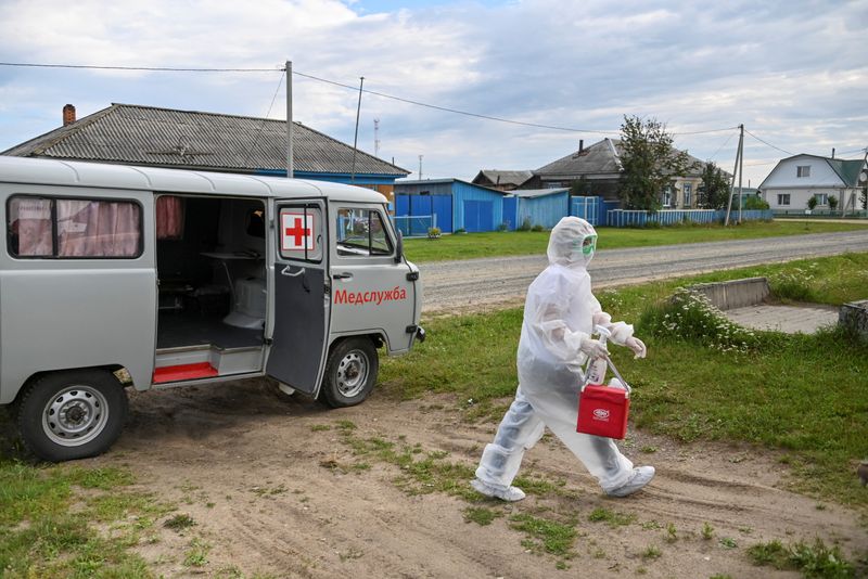 &copy; Reuters. Paramedic Yulia Medvedeva wearing protective suit visits a COVID-19 patient in the village of Martyushevo, Omsk region, Russia July 28, 2021.  REUTERS/Alexey Malgavko