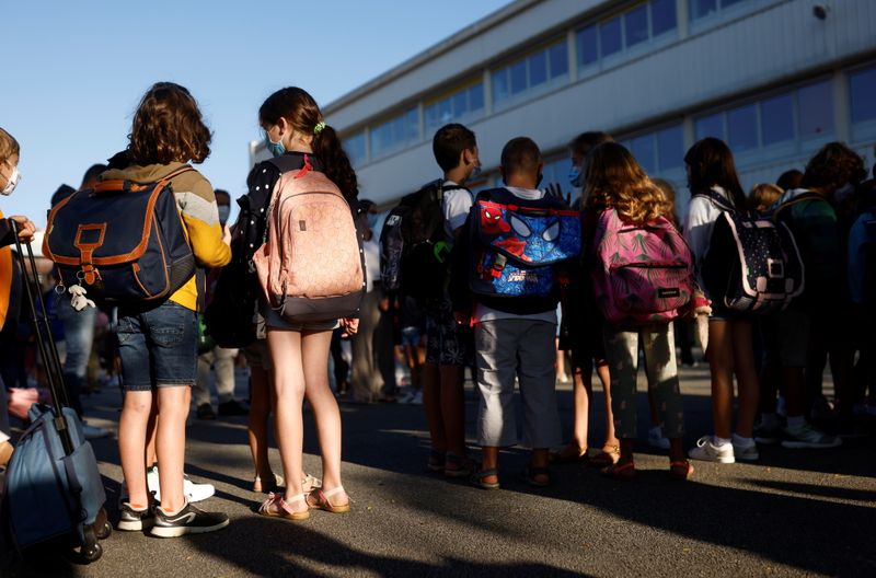 &copy; Reuters. Plus de 12 millions d'élèves ont repris le chemin de l'école mercredi en France métropolitaine pour une rentrée que le gouvernement souhaite "la plus normale possible". /Photo prise le 2 septembre 2021/REUTERS/Stephane Mahe