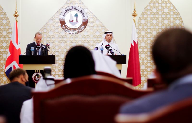 &copy; Reuters. Il ministro degli Esteri del Qatar Sheikh Mohammed bin Abdulrahman Al-Thani e il ministro degli Esteri britannico Dominic Raab tengono una conferenza stampa congiunta a Doha, in Qatar, il 2 settembre 2021. REUTERS/Hamad l Mohammed
