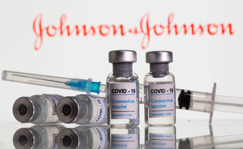 &copy; Reuters. Viales con la etiqueta &quot;Vacuna contra el Coronavirus COVID-19&quot; y una jeringa ante el logotipo de Johnson&amp;Johnson
