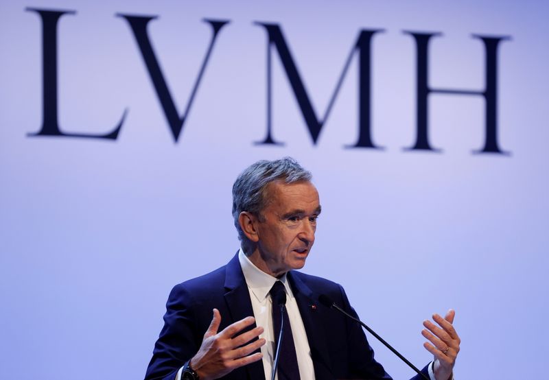 &copy; Reuters. Il miliardario Bernard Arnault durante una conferenza stampa LVMH a Parigi. REUTERS/Christian Hartmann