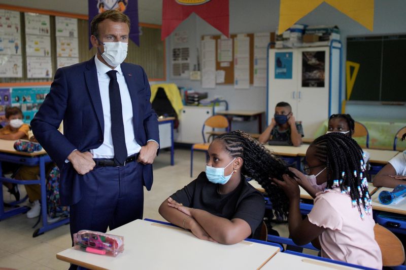 &copy; Reuters. Presidente da França, Emmanuel Macron, conversa com crianças em escola primária em Marselha
02/09/2021 Daniel Cole/Pool via REUTERS