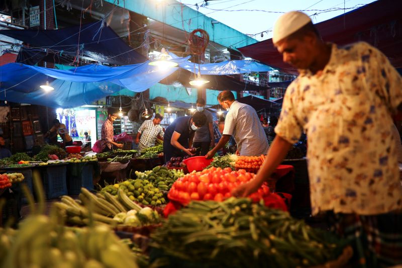 &copy; Reuters. Gente compra vegetales en un mercado local en medio de la pandemia del coronavirus en Daca, Bangladés. 2 de septiembre, 2020. REUTERS/Mohammad Ponir Hossain