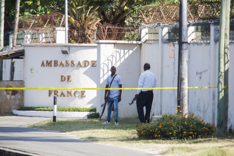 &copy; Reuters. فردان من القوات الأمنية التنزانية يقومون بحراسة مدخل السفارة الفرنسية في الحي الدبلوماسي بعدما قام مسلح بقتل ثلاثة ضباط شرطة وحارس أمن في ه