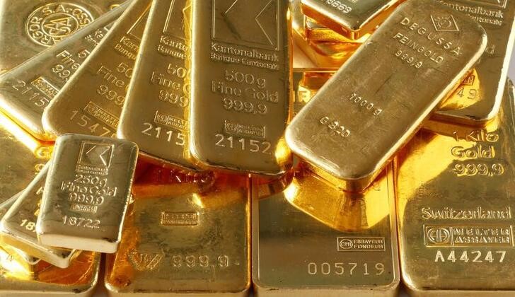 &copy; Reuters. FILE PHOTO: Gold bars from the vault of a bank are seen in this illustration picture taken in Zurich November 20, 2014. REUTERS/Arnd Wiegmann/File Photo