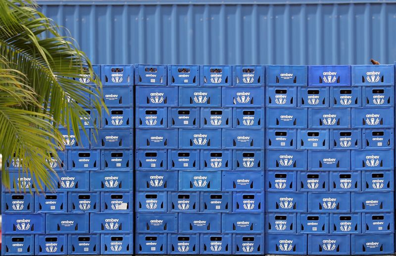 © Reuters. Engradados de bebida da AmBev (Companhia de Bebidas das Americas) em Fortaleza
10/01/2019 REUTERS/Paulo Whitaker