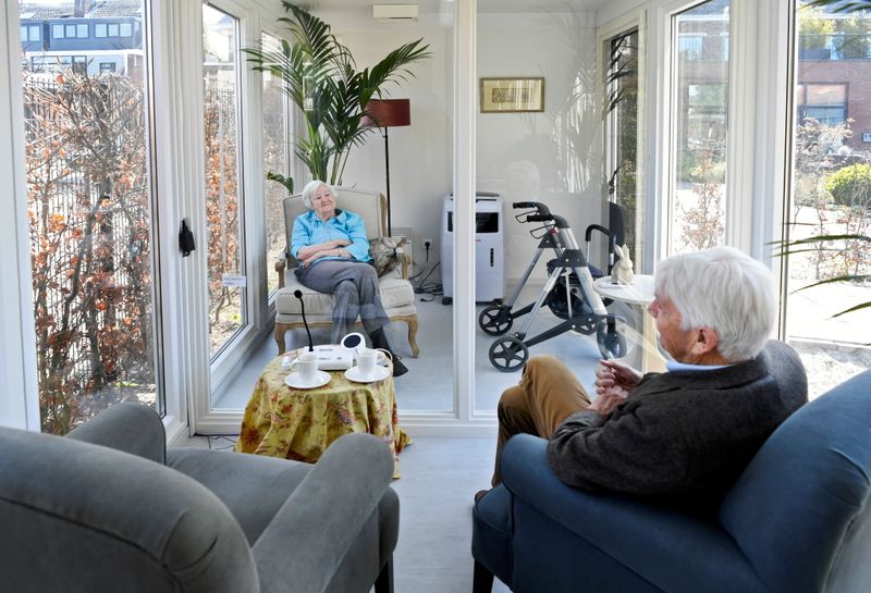 &copy; Reuters. Foto de archivo. Un hombre visita a su esposa en una instalación para personas con demencia en medio de las restricciones por la pandemia del COVID-19 en Wassenaar, Holanda. 9 de abril de 2020. REUTERS/Piroschka van de Wouw/