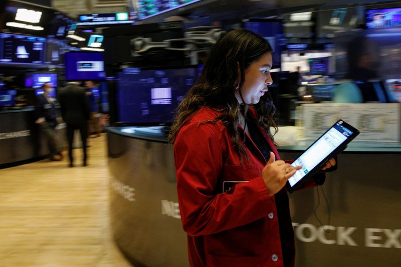 &copy; Reuters. La Bourse de New York est en hausse jeudi dans les premiers échanges. Quelques minutes après l'ouverture, l'indice Dow Jones gagne 0,34% et le Standard & Poor's 500 progresse de 0,37%. Le Nasdaq Composite (+0,33%) a également atteint un plus haut histo
