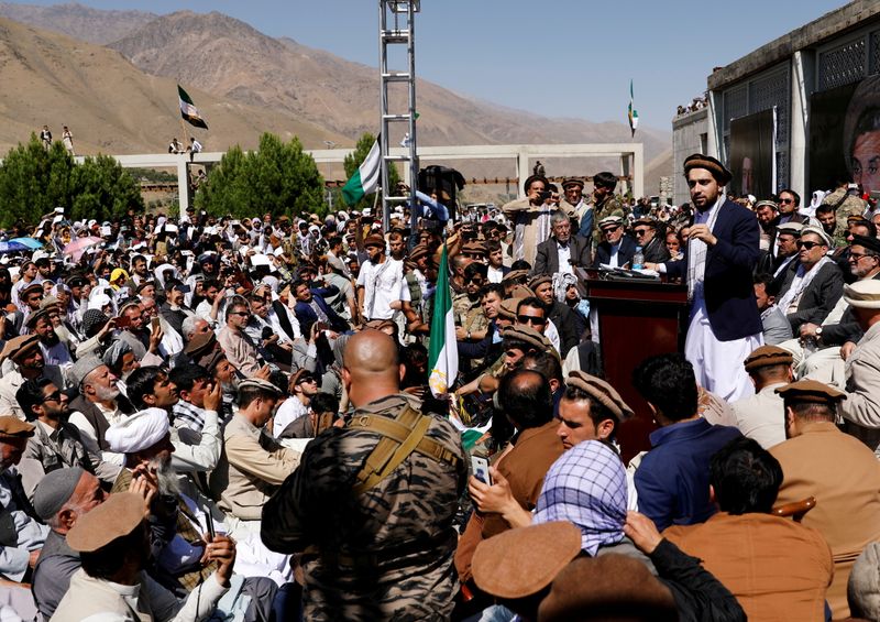 &copy; Reuters. أحمد مسعود زعيم جبهة المقاومة الوطنية الأفغانية بإقليم بنجشير في أفغانستان بصورة من أرشيف رويترز.