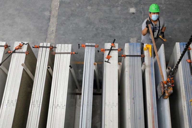 &copy; Reuters. Homem trabalha em fábrica da IceStone, empresa que trabalha com vidro reciclado, na cidade de Nova York EUA
03/06/2021
REUTERS/Andrew Kelly