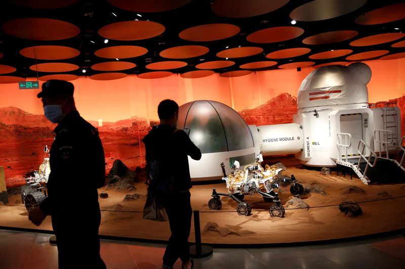 &copy; Reuters. Pessoas visitam modelos de base em Marte e sonda em shopping de Pequim
23/09/2020 REUTERS/Tingshu Wang