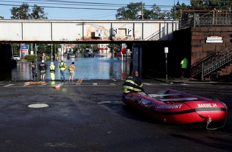© Reuters. First responders stand by floodwaters to perform rescues of trapped local residents after the remnants of Tropical Storm Ida brought drenching rain, flash floods and tornadoes to parts of the northeast in Mamaroneck, New York, U.S., September 2, 2021. REUTERS/Mike Segar