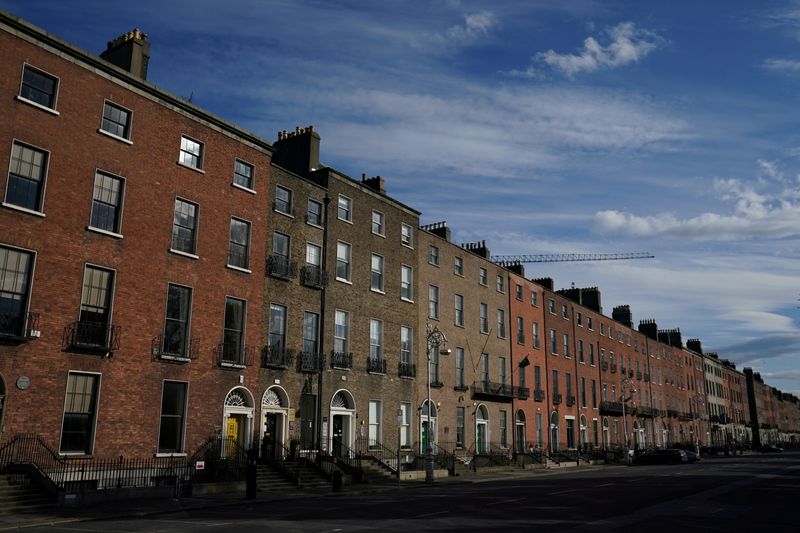 &copy; Reuters. FILE PHOTO: An empty street is seen in Dublin, Ireland, April 25, 2020. REUTERS/Clodagh Kilcoyne/File Photo