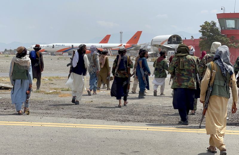 &copy; Reuters. مقاتلون من طالبان في مطار كابول يوم 31 أغسطس اب 2021. تصوير: رويترز. 