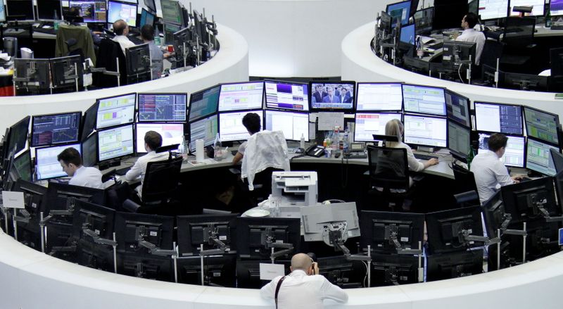 &copy; Reuters. Imagen de archivo de un fotógrafo capturando imágenes de operadores antes del inicio de la sesión en la bolsa de valores alemana frente a un gráfico del DAX, en la bolsa de valores de Fráncfort, Alemania. 24 de junio, 2016. REUTERS/Staff/Remote