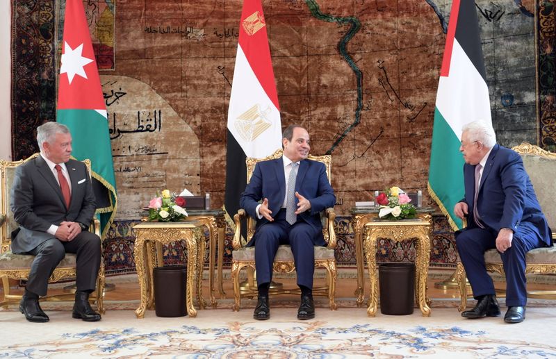 &copy; Reuters. الرئيس الفلسطيني محمود عباس (إلى اليمين) وبجواره الرئيس المصري عبد الفتاح السيسي وعاهل الأردن الملك عبد الله خلال اجتماع قمة في القاهرة يوم 