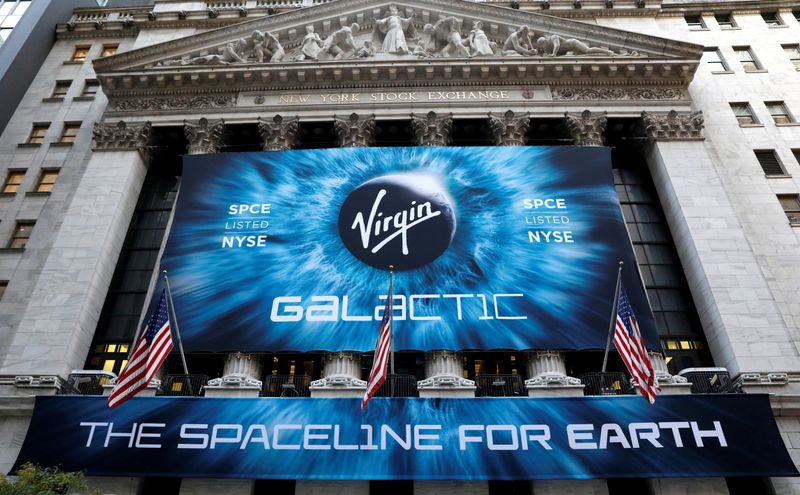 &copy; Reuters. Banner na fachada da Bolsa de Nova York no IPO da Virgin Galactic. 28/10/2019. REUTERS/Brendan McDermid