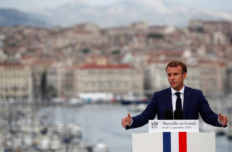 &copy; Reuters. Emmanuel Macron a annoncé jeudi une série de mesures pour répondre à "l'urgence" à Marseille, deuxième ville de France rongée par les difficultés sociales et la délinquance, se défendant de "faire l'aumône" et appelant à surmonter les "chicaya
