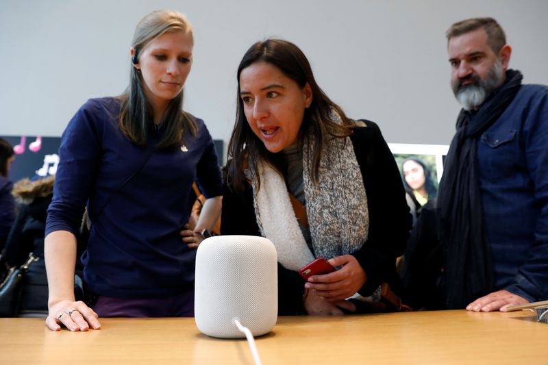 &copy; Reuters. Vendedora mostra a clientes o funcionamento do assistente de voz da Apple, Siri.  9/2/2018. REUTERS/Shannon Stapleton