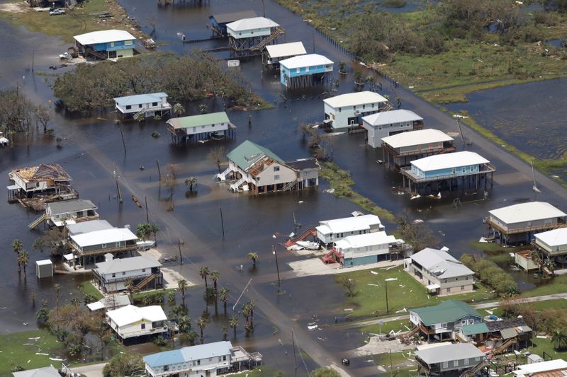 © Reuters. FILE PHOTO: An aerial view shows destroyed houses in a flooded area after Hurricane Ida hit Grand Isle, Louisiana, August 31, 2021. REUTERS/Marco Bello/File Photo
