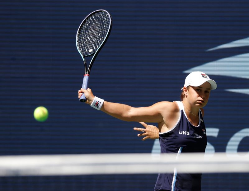 &copy; Reuters. La tenista australiana Ashleigh Barty durante su partido ante la danesa Clara Tauson por la segunda ronda del US Open, en Flushing Meadows, Nueva York, EEUU, Septiembre 2, 2021. Crédito Obligatorio: Jerry Lai-USA TODAY Sports