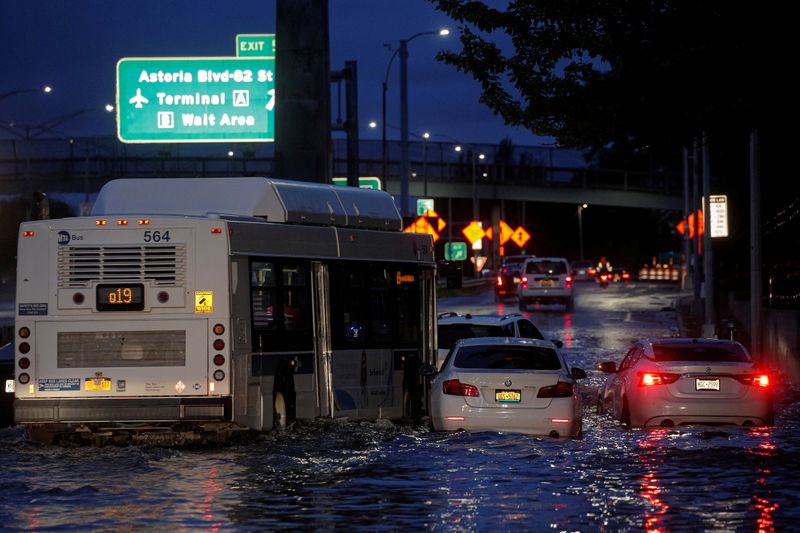 © Reuters. سيارات تخوض في مياه الفيضانات في نيويورك يوم الخميس. تصوير: بريندان مكدرميد - رويترز. 