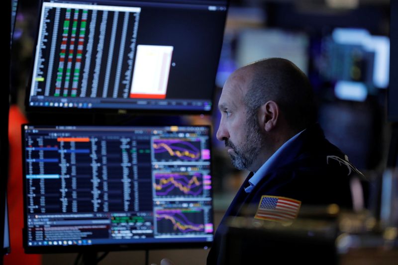 &copy; Reuters. La Bourse de New York a fini en hausse jeudi et les indices Nasdaq et S&P-500 ont encore clôturé sur des records, les investisseurs conservant leur optimisme à la veille du rapport sur l'emploi aux États-Unis. /Photo prise le 20 août 2021/REUTERS/And