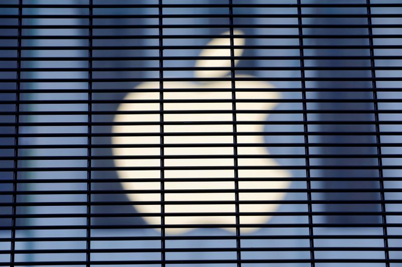 &copy; Reuters. FILE PHOTO: The Apple logo is seen through a security fence erected around the Apple Fifth Avenue store as votes continue to be counted following the 2020 U.S. presidential election, in Manhattan, New York City, U.S., November 5, 2020. REUTERS/Andrew Kell