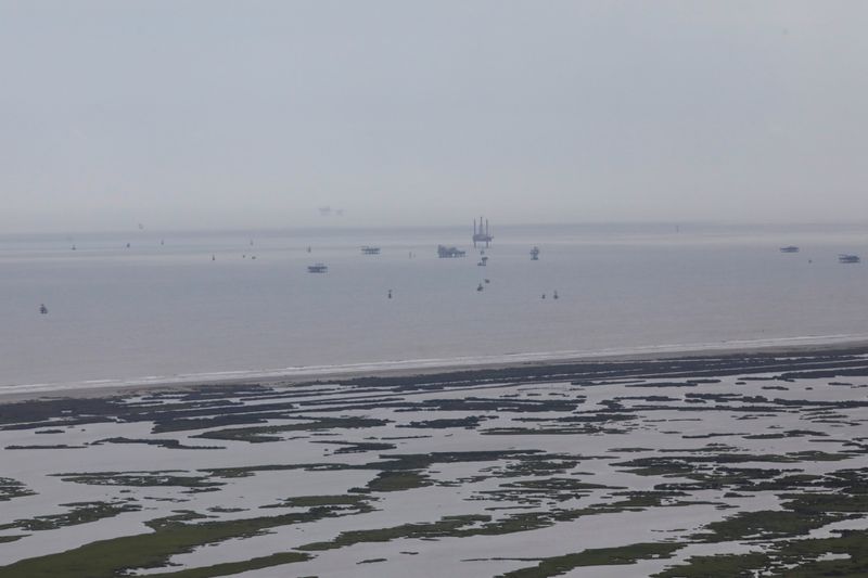 &copy; Reuters. 先週末にハリケーン「アイダ」が襲った米メキシコ湾岸の石油施設では２日、稼働再開に向けた作業が続けられた。写真はメキシコ湾で撮影した米石油掘削リグ。ルイジアナ州グランド・ア