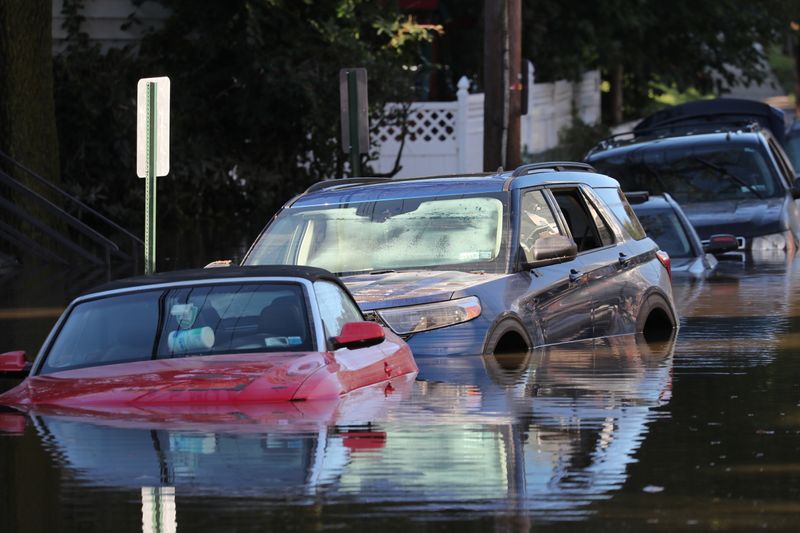 © Reuters. Autos inundados después de que los remanentes de la tormenta tropical Ida trajeron lluvias torrenciales, inundaciones repentinas y tornados a partes de Mamaroneck, Nueva York, EEUU. 2 de septiembre de 2021. REUTERS/Mike Segar