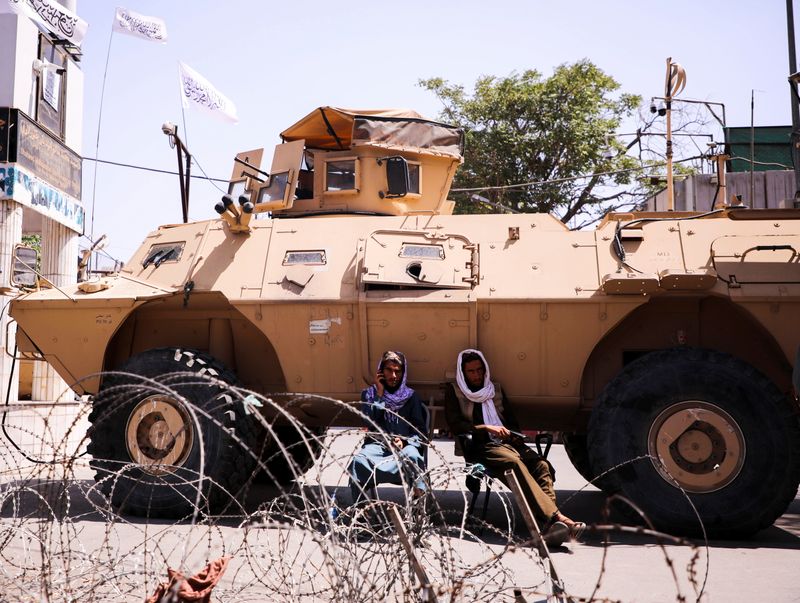 &copy; Reuters. アフガニスタンのイスラム主義組織タリバンのムジャヒド報道官は、新政府が数日以内に発足すると明かした。写真は装甲車両とタリバン兵。カブールで２日撮影（２０２１年　ロイター）