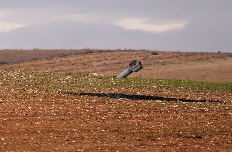 &copy; Reuters. シリア軍は首都ダマスカス上空に向けてイスラエルが発射したミサイルを迎撃した。写真は、シリアに着弾した不発のミサイル。２０２０年１月３０日に撮影。（２０２１年　ロイター／Oma