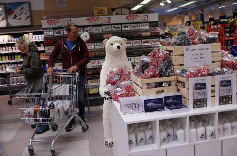 &copy; Reuters. FILE PHOTO: People shop in the world's most northern supermarket in the town of Longyearbyen in Svalbard, Norway, August 6, 2019. REUTERS/Hannah McKay 