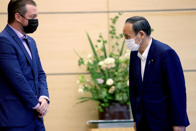 &copy; Reuters. Japan's Prime Minister Yoshihide Suga (R) meets with president of the International Paralympic Committee (IPC) Andrew Parsons in Tokyo, Japan September 3, 2021, following his announcement that he will not seek re-election for Liberal Democratic Party (LDP