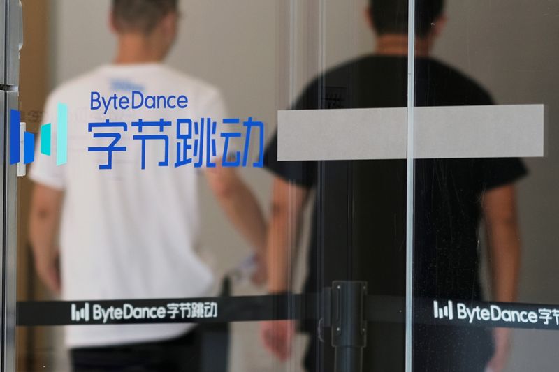 &copy; Reuters. FILE PHOTO: People walk past a logo of Bytedance, the China-based company which owns the short video app TikTok, or Douyin, at its office in Beijing, China July 7, 2020.  REUTERS/Thomas Suen/File Photo