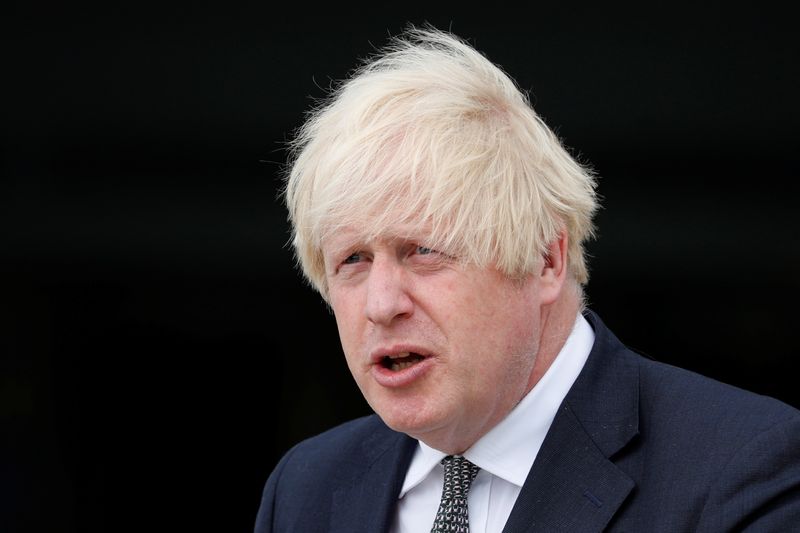 &copy; Reuters. FOTO DE ARCHIVO: El primer ministro del Reino Unido, Boris Johnson, tras una visita al cuartel general de Northwood, el cuartel general conjunto permanente de las Fuerzas Armadas británicas, en Eastbury, al noroeste de Londres, Gran Bretaña 26 de agosto
