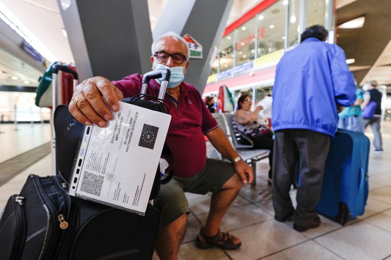 &copy; Reuters. Un uomo mostra il suo certificato Covid-19 alla stazione centrale di Napoli, Italia, 1 settembre 2021. REUTERS/Ciro De Luca
