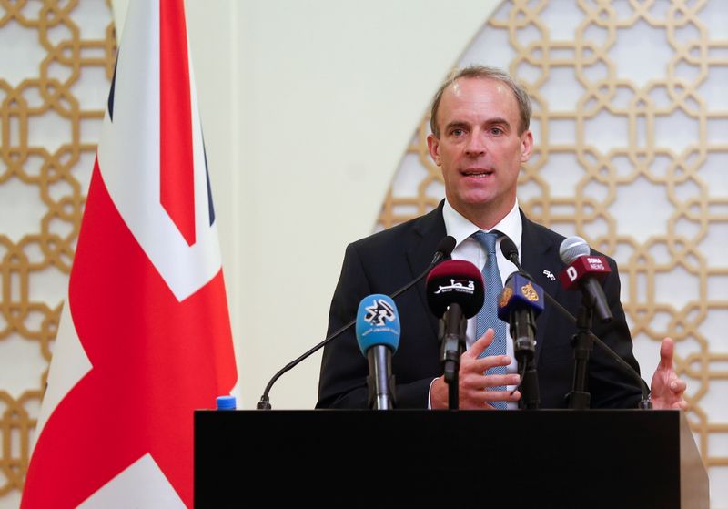 &copy; Reuters. وزير الخارجية البريطاني دومينيك راب يتحدث خلال مؤتمر صحفي في الدوحة يوم الخميس. تصوير: حمد محمد - رويترز.
