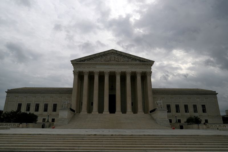 &copy; Reuters. FILE PHOTO: Storm clouds roll in over the U.S. Supreme Court in Washington, U.S., September 1, 2021. REUTERS/Tom Brenner
