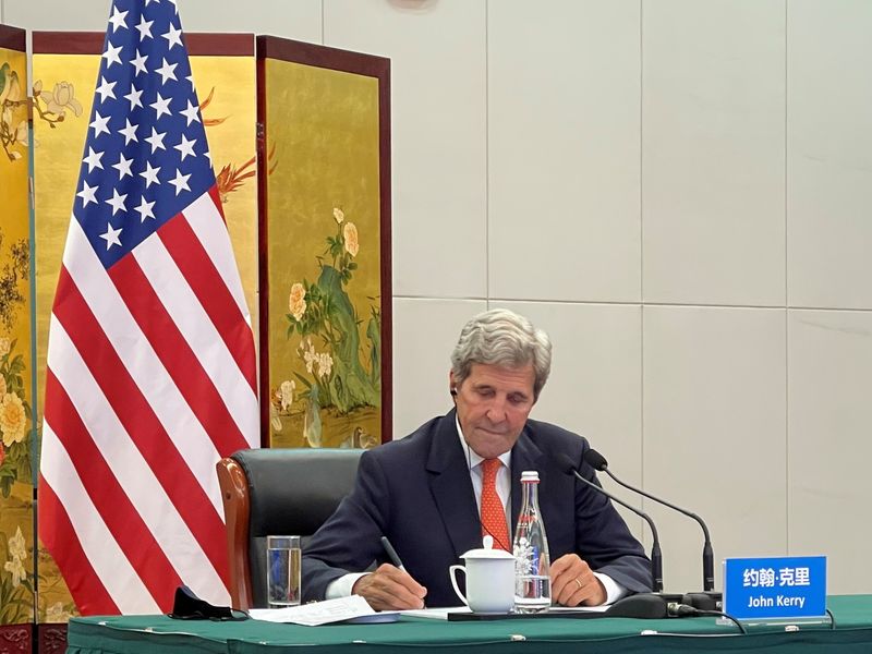 &copy; Reuters. FOTO DE ARCHIVO: El enviado especial de Estados Unidos para el clima, John Kerry, durante una videoconferencia con el ministro de Exteriores chino, Wang Yi, desde Tianjin, China, el 1 de septiembre de 2021. Departmento de Estado de Estados Unidos/Facilita