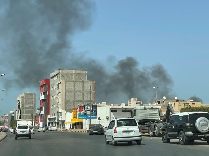 &copy; Reuters. دخان يتصاعد في العاصمة الليبية طرابلس بعد اشتباك من أجل السيطرة على مبنى حكومي يوم 31 أغسطس آب 2021. تصوير: حازم أحمد - رويترز.