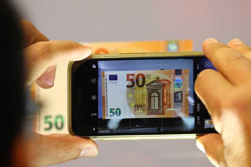 &copy; Reuters. Imagen de archivo de un periodista sacando una foto de un billete de 50 euros en la sede del Banco Central Europeo (BCE) en Fráncfort. 
Abr 4, 2017. REUTERS/Kai Pfaffenbach