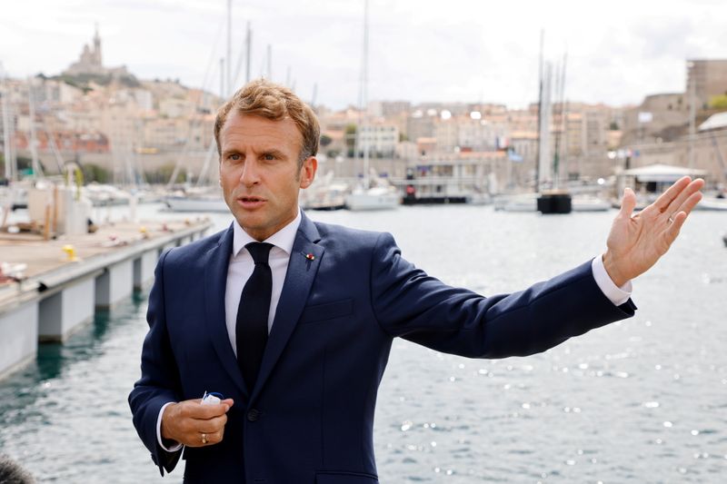 &copy; Reuters. Emmanuel Macron a annoncé vendredi que la France organiserait dans les prochains mois un sommet environnemental consacré aux océans, au troisième jour de sa visite à Marseille. /Photo prise le 3 septembre/REUTERS/Pool/Ludovic Marin